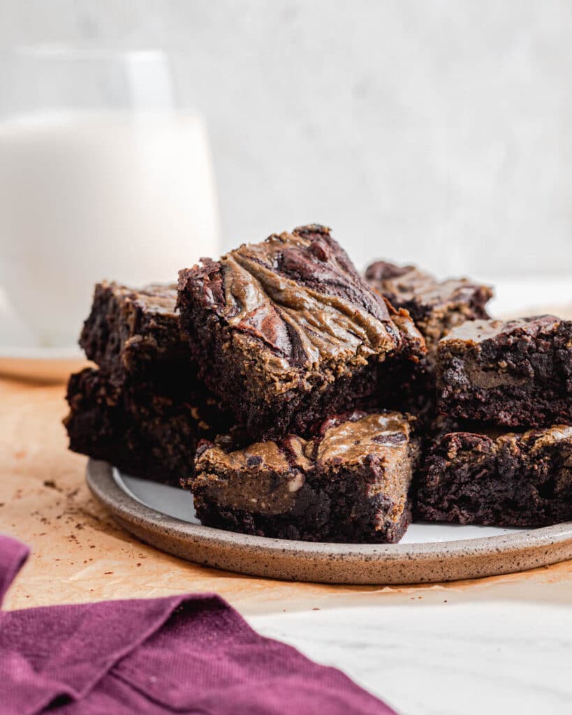 plate of hojicha cheesecake brownies